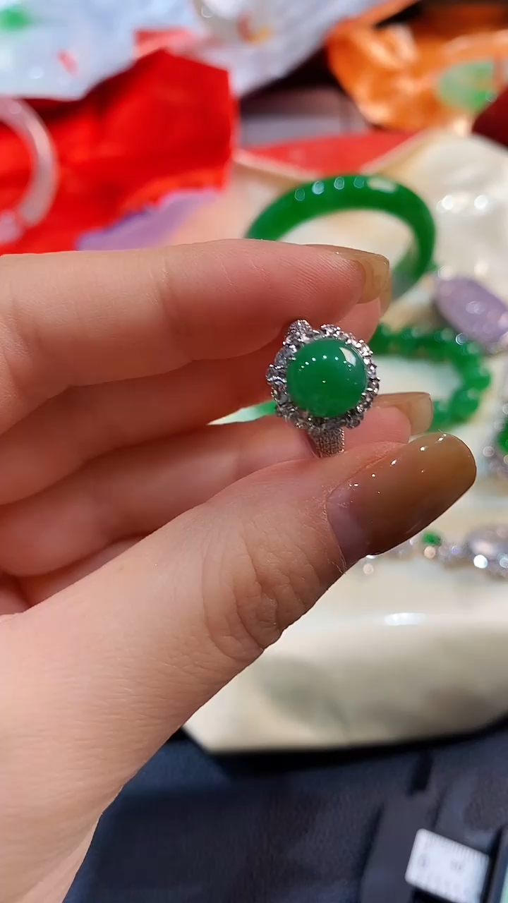 18K金镶嵌戒指翡翠戒指