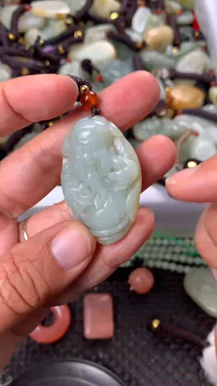 【闪购商品】和田玉颈饰未镶嵌多样性发货没有证书.拍一发一，有瑕