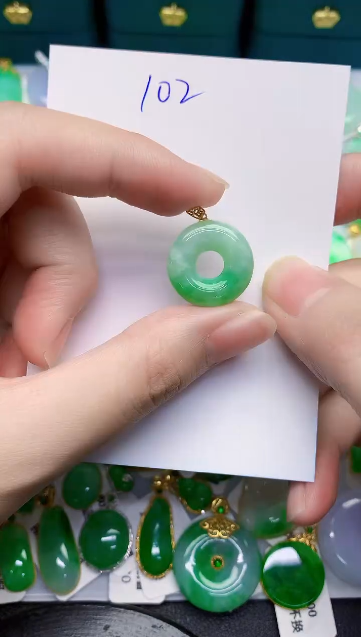 翡翠18K金镶嵌颈饰000000000