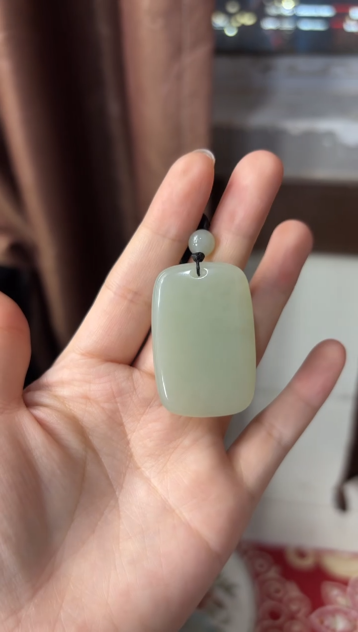 【闪购商品】和田玉吊坠(赠链)未镶嵌且末微色差近矿吊坠