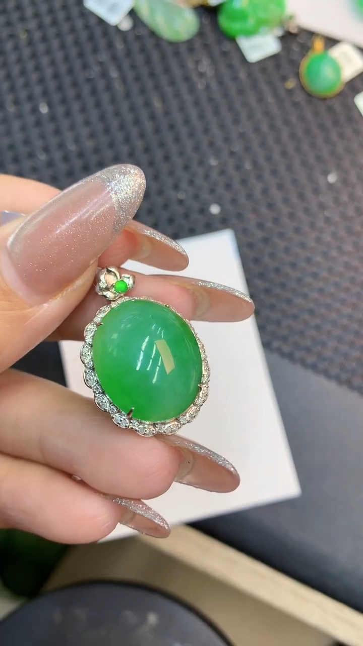 颈饰18K金镶嵌翡翠1