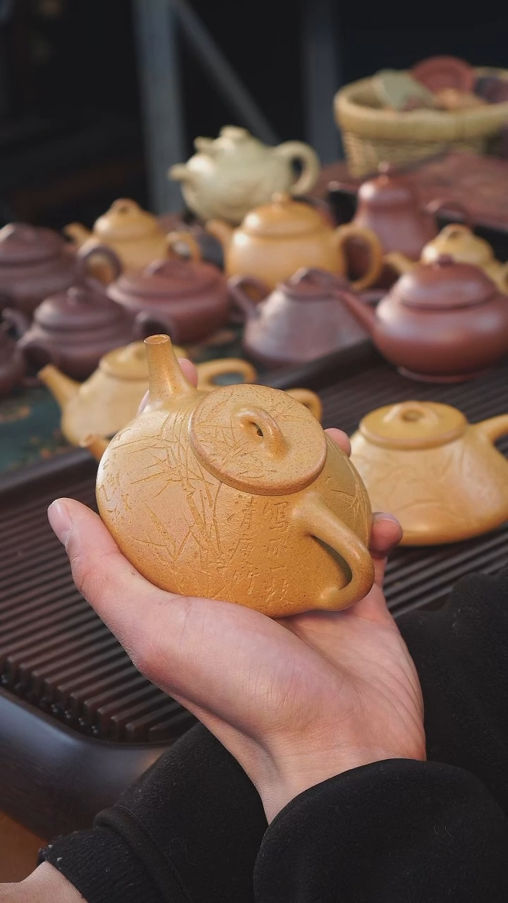 【闪购商品】紫砂茶壶老宕口黄金段刘一飞刻绘：竹子