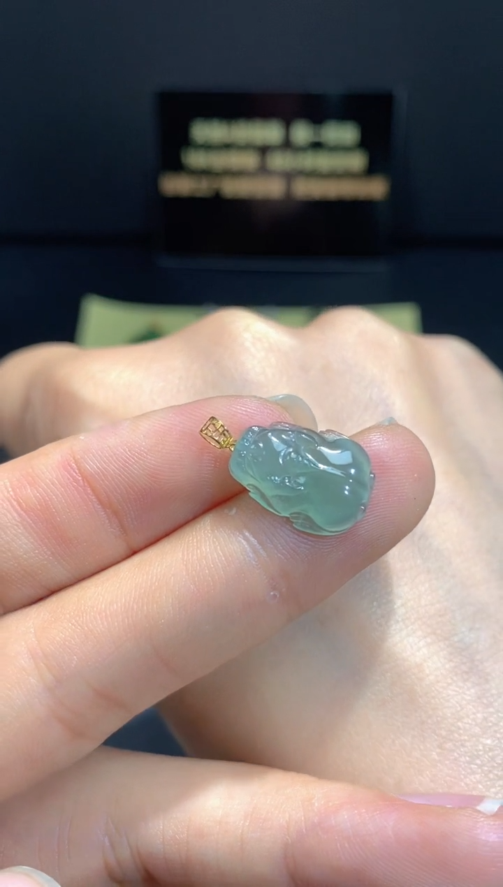 翡翠18K金镶嵌颈饰翡翠吊坠