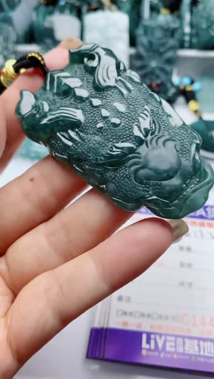 颈饰未镶嵌翡翠              