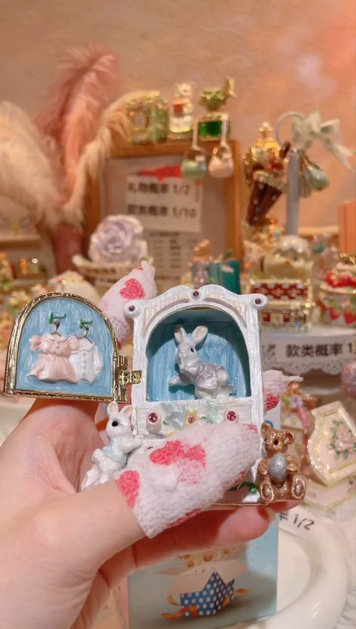 合金珐琅彩兔子衣柜蓝色