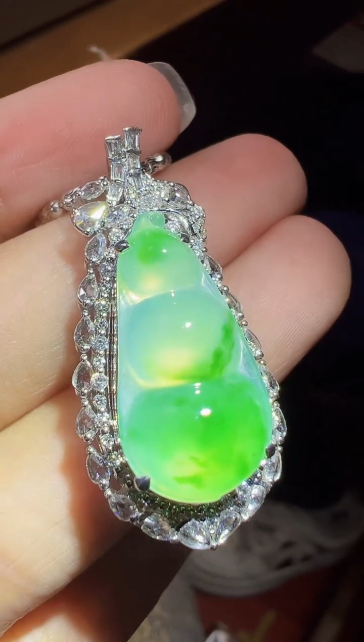 颈饰18K金镶嵌翡翠福豆