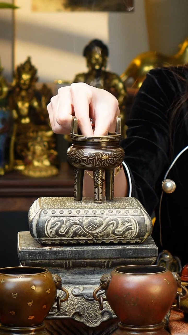 炉天下嵌银丝三足鼎