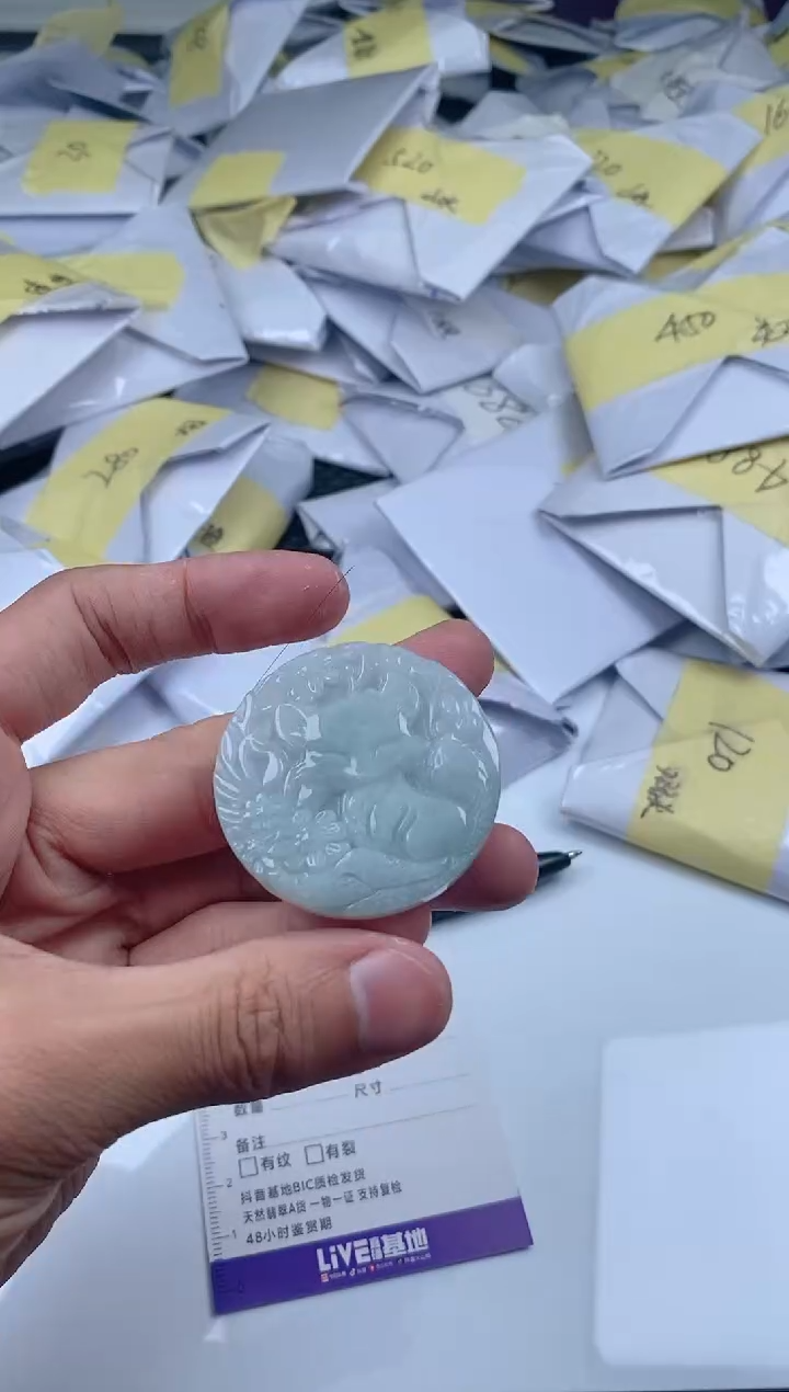 翡翠未镶嵌颈饰        