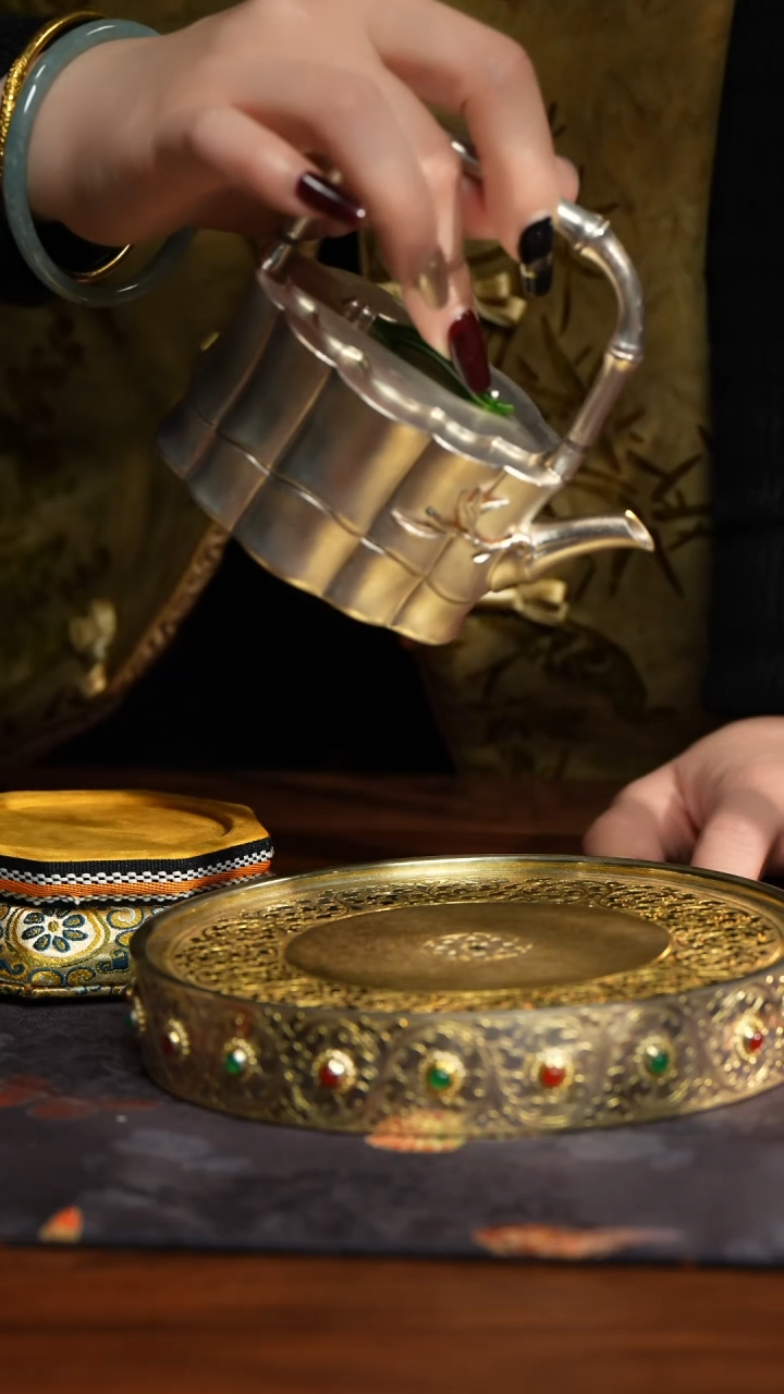 【闪购商品】120ccD呆坐银壶心吐莲壶壶