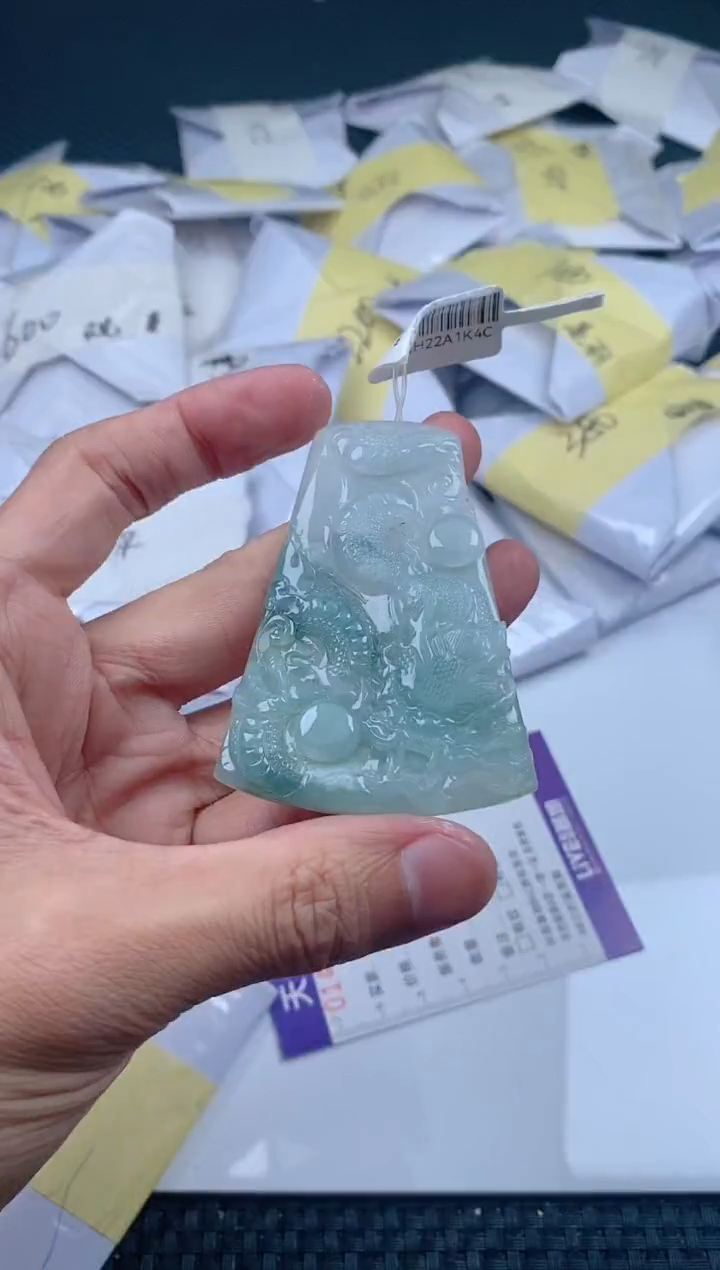 翡翠未镶嵌颈饰            
