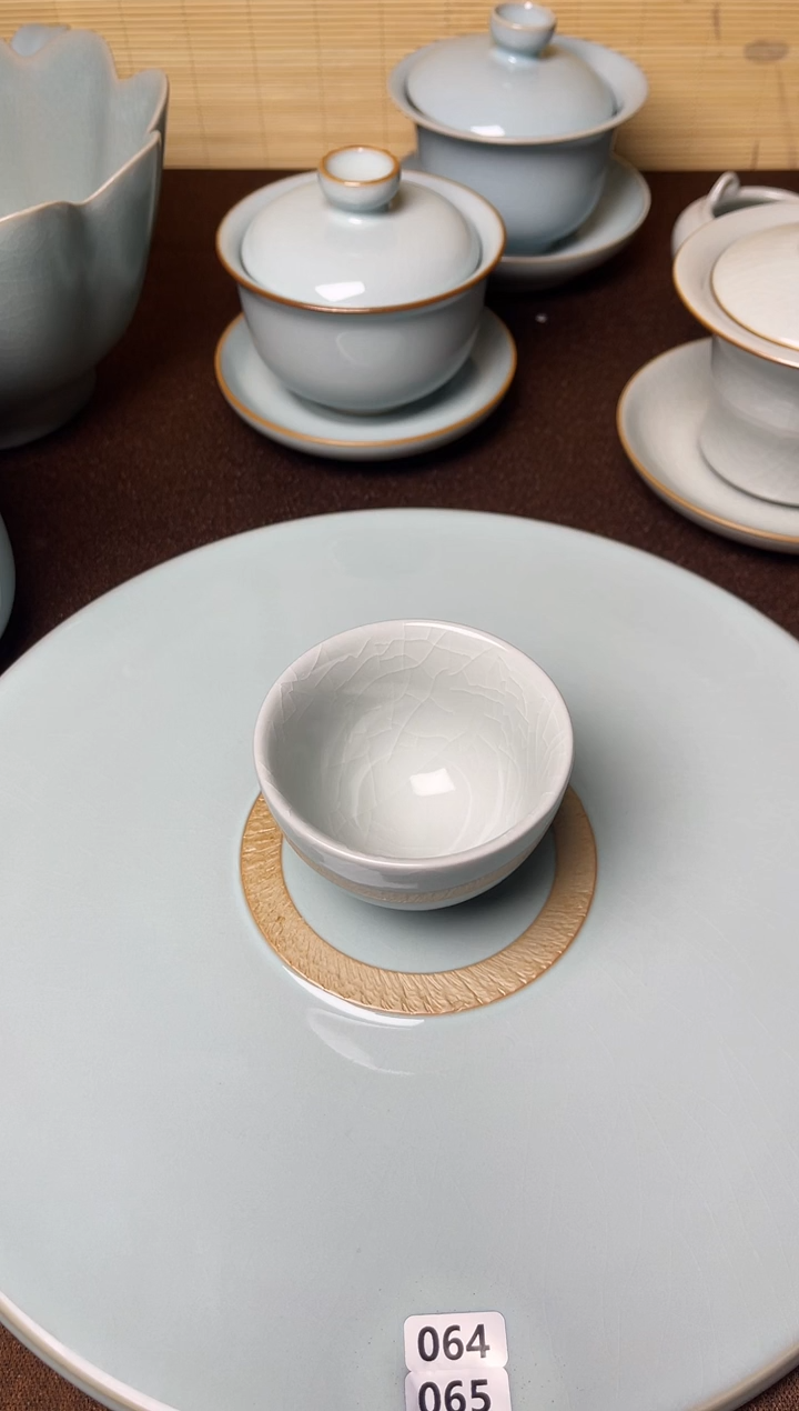 引流品-云雾月白釉鸡心杯