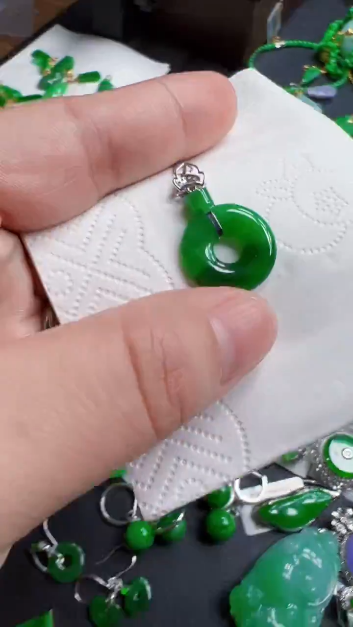 颈饰18K金镶嵌翡翠甜甜圈