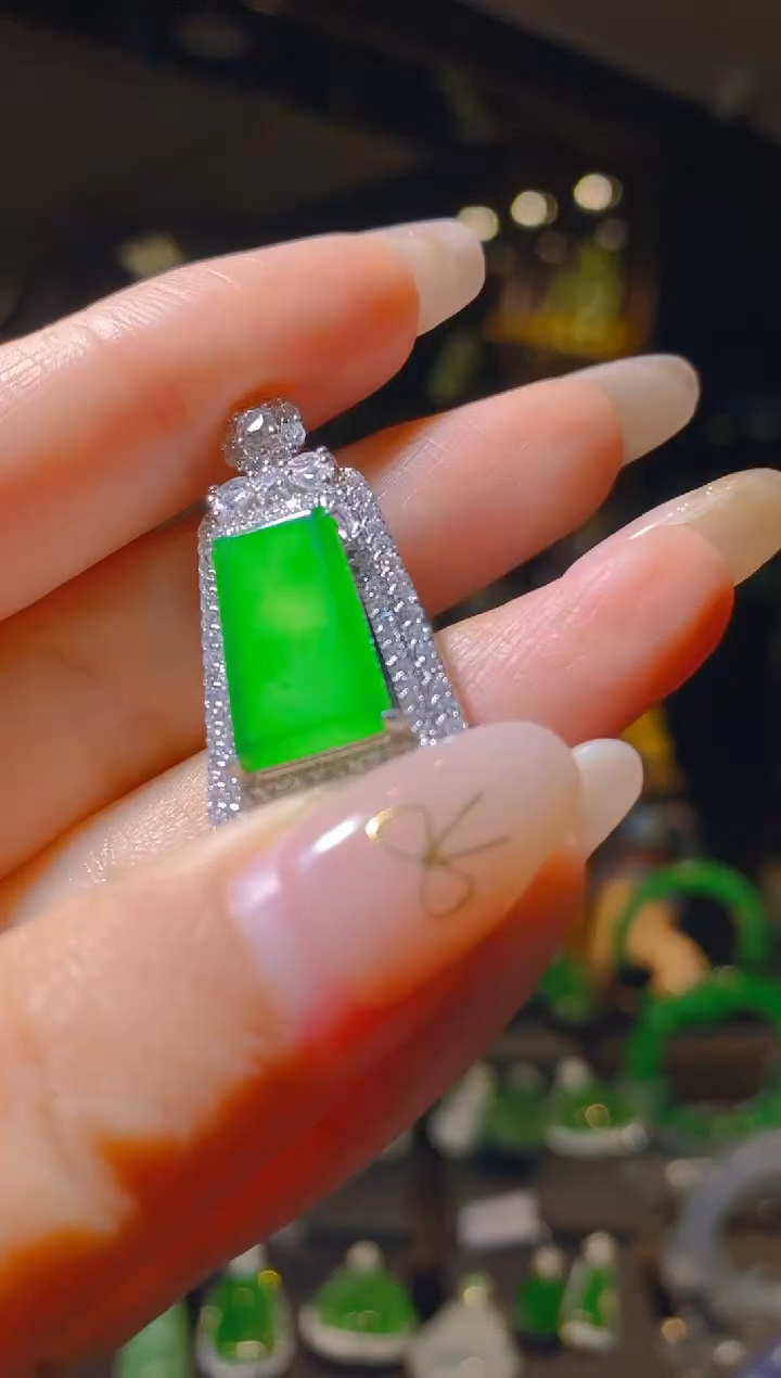 【闪购商品】翡翠吊坠(赠链)未镶嵌063（多样性发货）