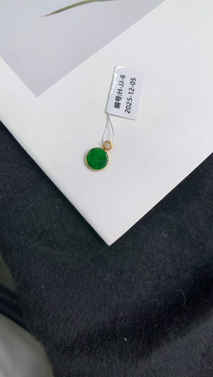 颈饰18K金镶嵌翡翠无事牌