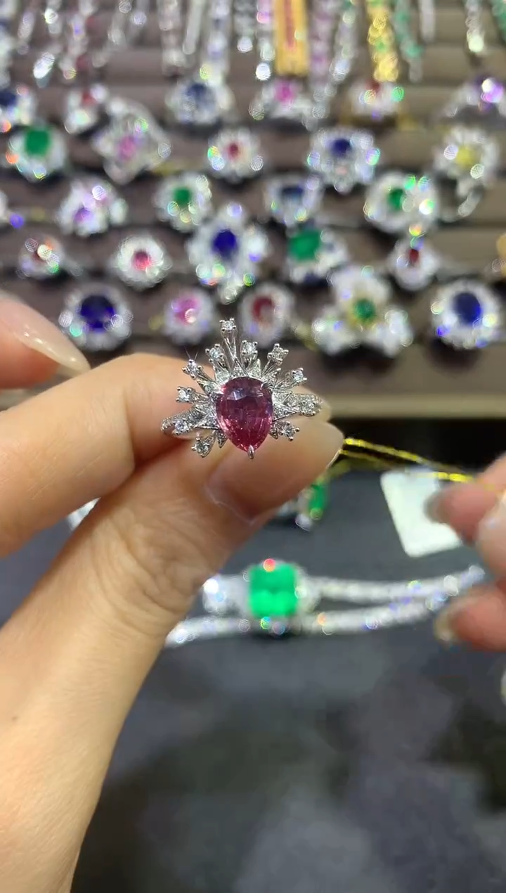 【闪购商品】彩色蓝宝石戒指18K金镶嵌a212      