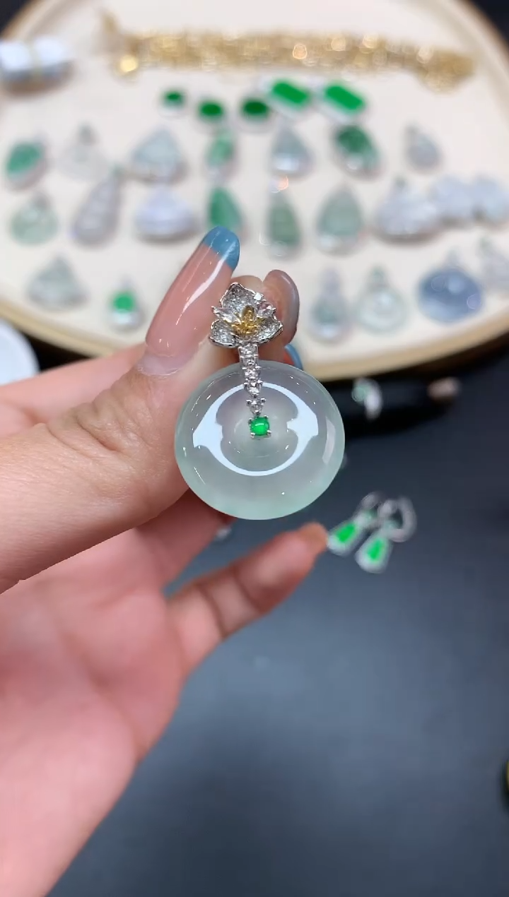 【闪购商品】翡翠吊坠(不含链)18K金镶嵌吊坠A499|6800