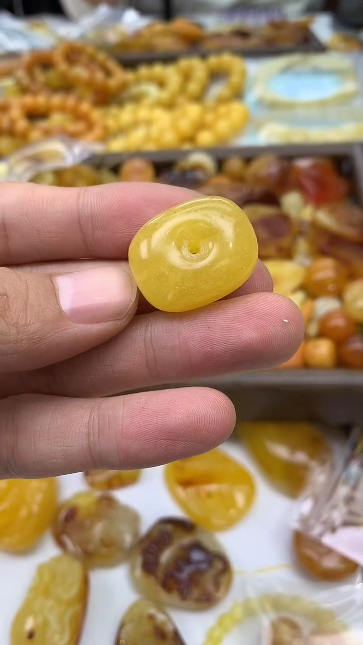 裸石琥珀未镶嵌扣子