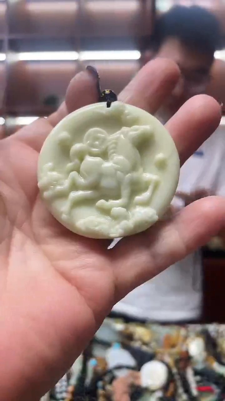 未镶嵌蛇纹石玉吊坠     