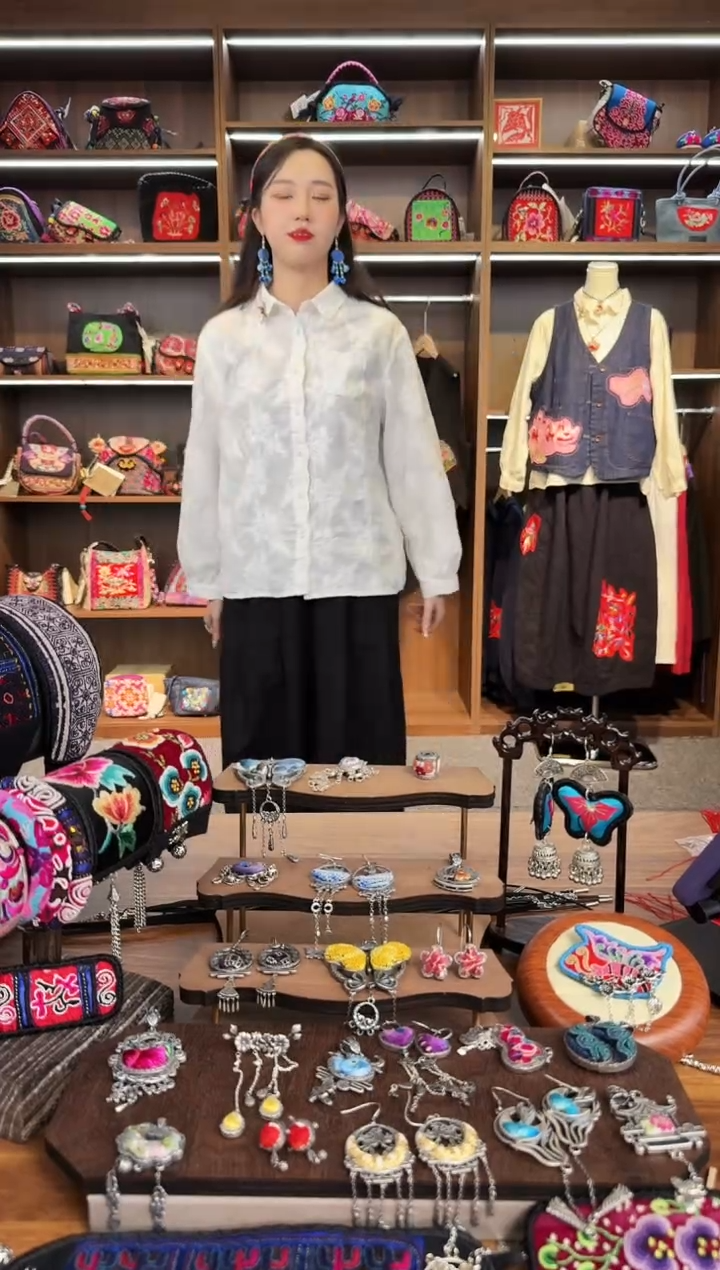 【闪购商品】织绣A16蒙阿苏苗绣传承