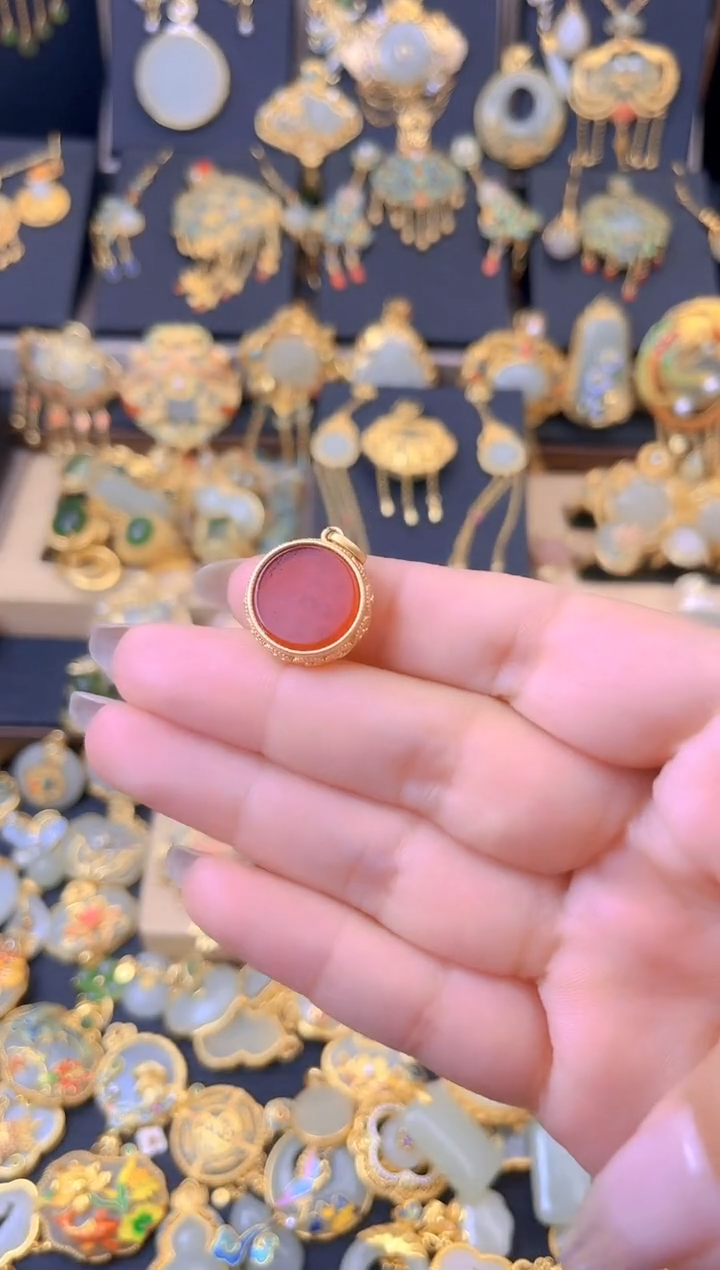 玛瑙/玉髓颈饰合金花丝镂空红香囊吊坠