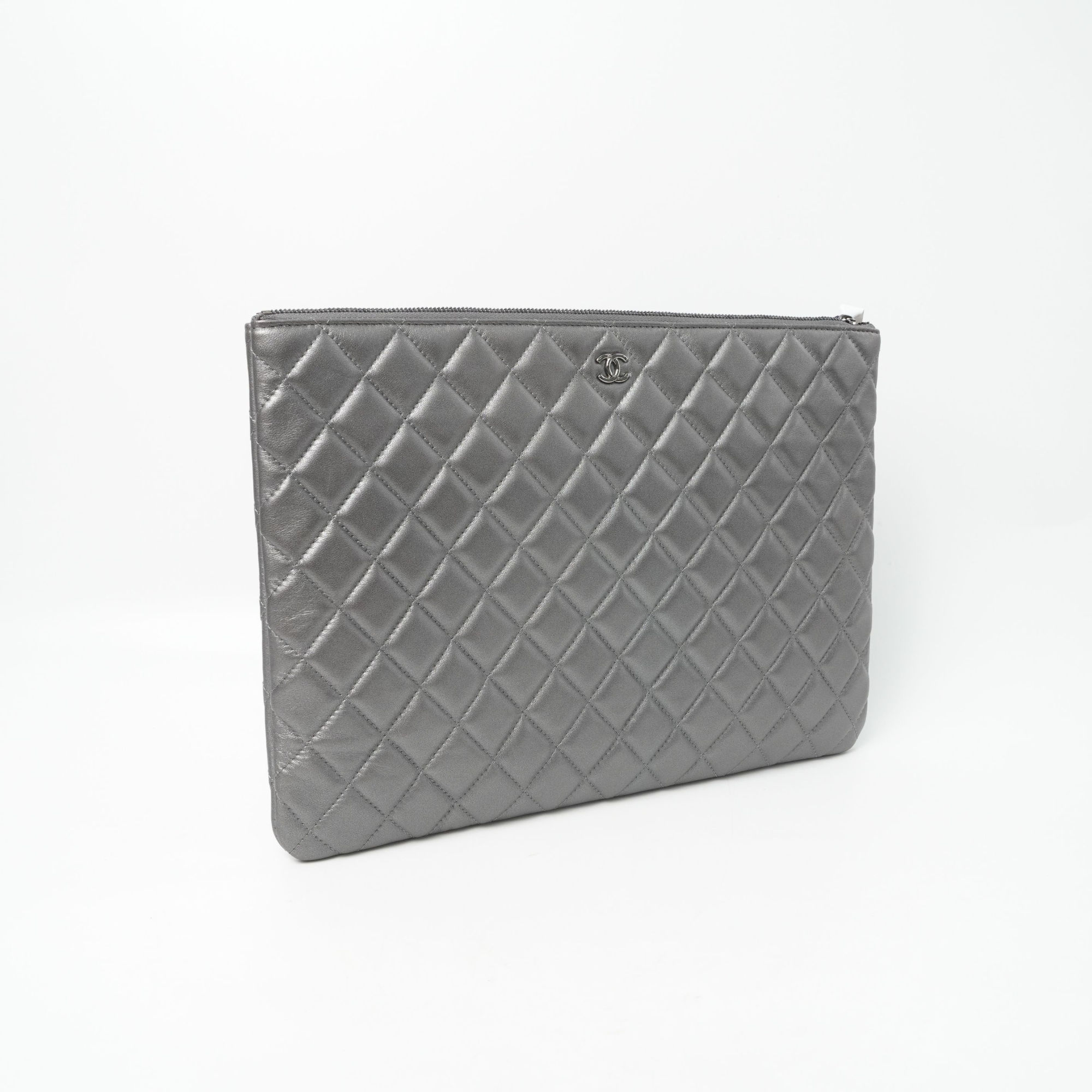 95新 Chanel/香奈儿 手拿包银色22开/盒子/尘袋/卡/DS018399