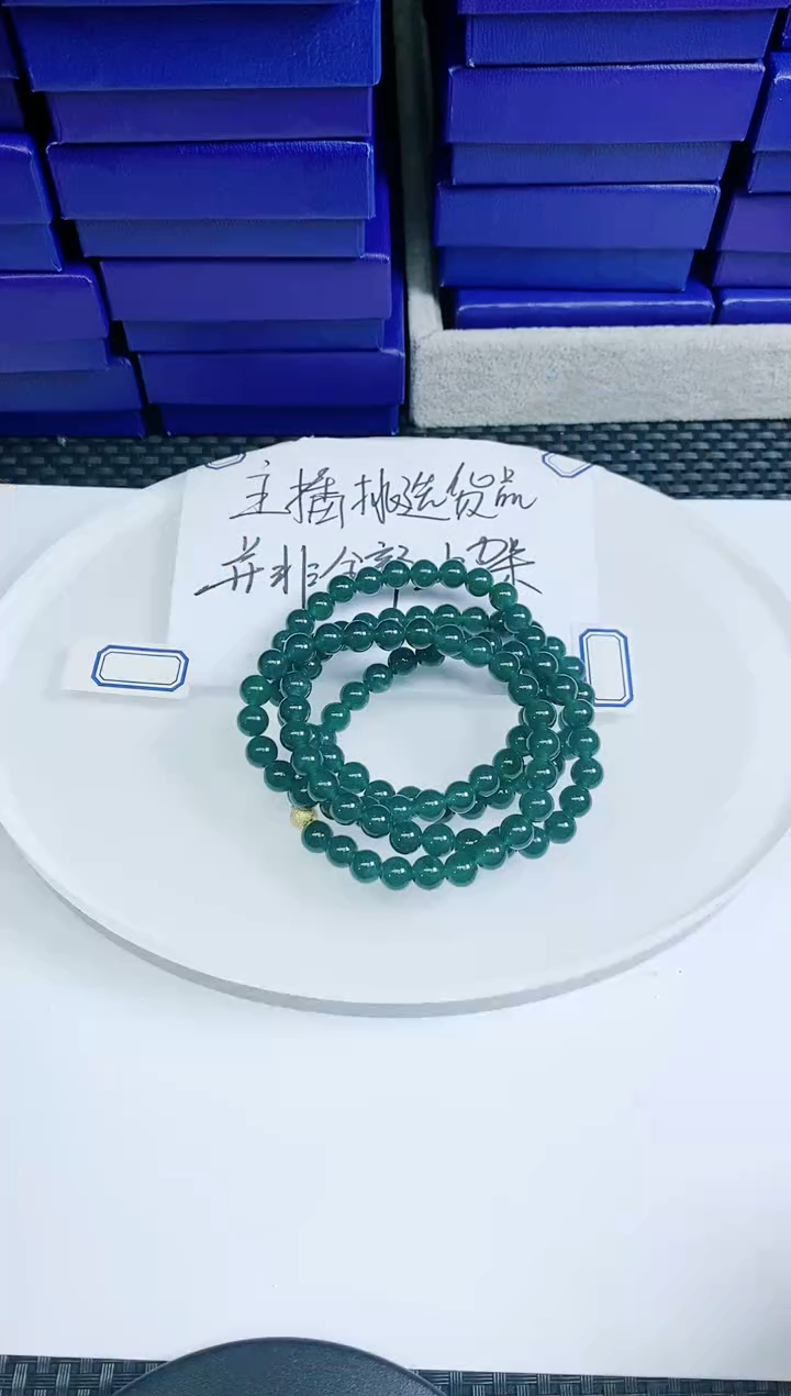 翡翠未镶嵌颈饰         