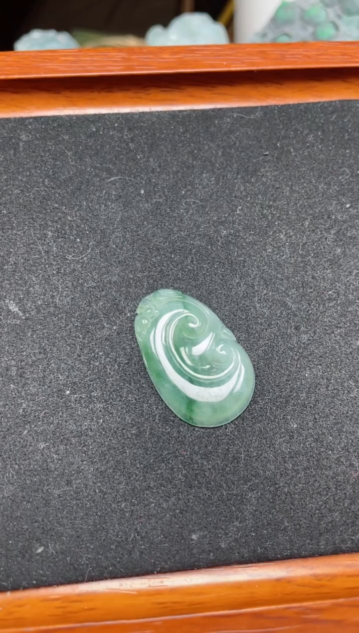 【闪购商品】翡翠颈饰未镶嵌飘花绿如意