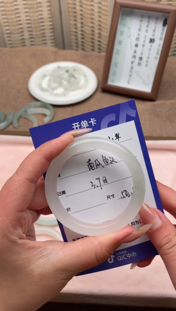 【闪购商品】石英质玉手镯未镶嵌天山翠手镯微瑕有棉