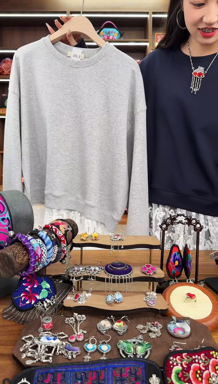 【闪购商品】织绣A36蒙阿苏苗绣传承