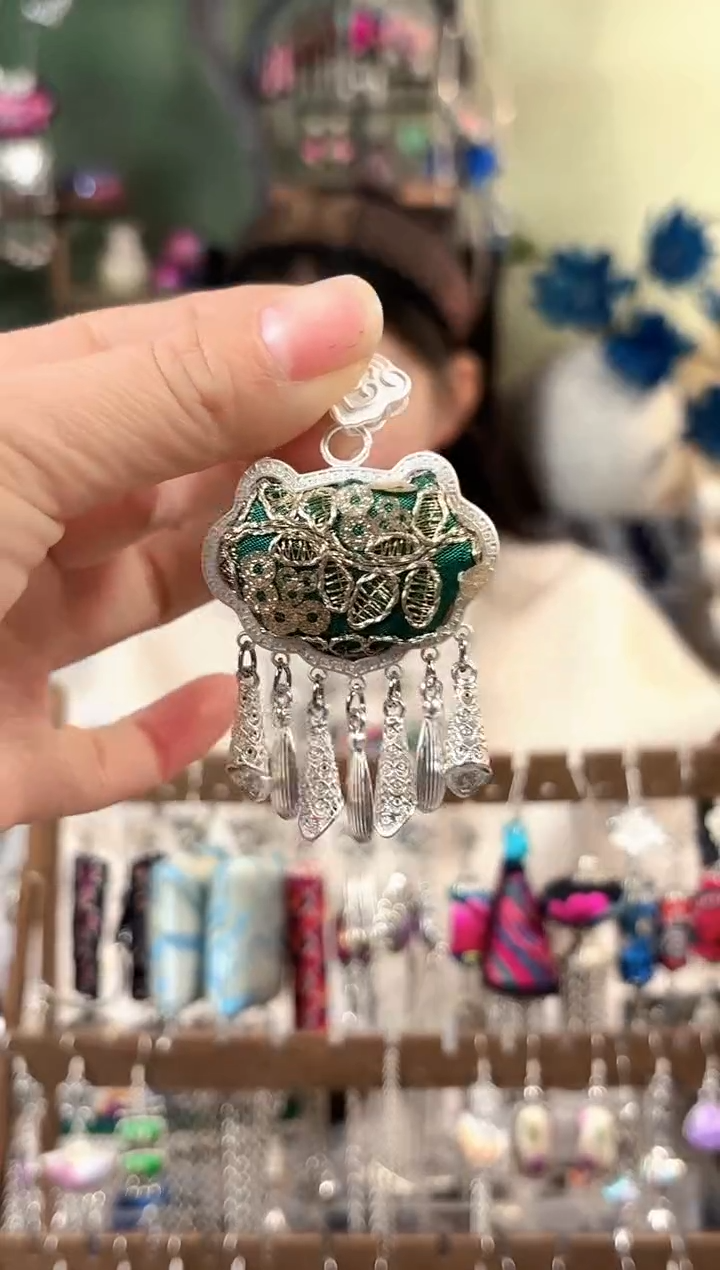 彩云南阁非遗老绣饰品120
