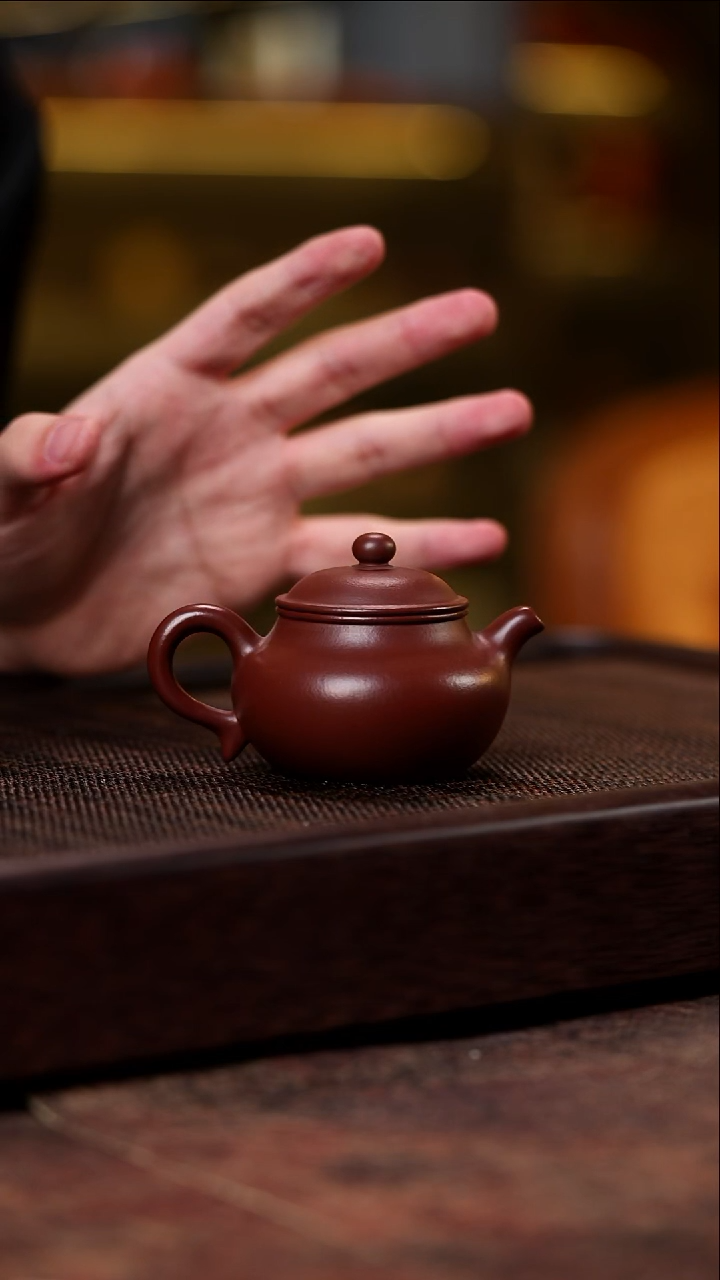 宜兴紫砂紫朱泥莲子