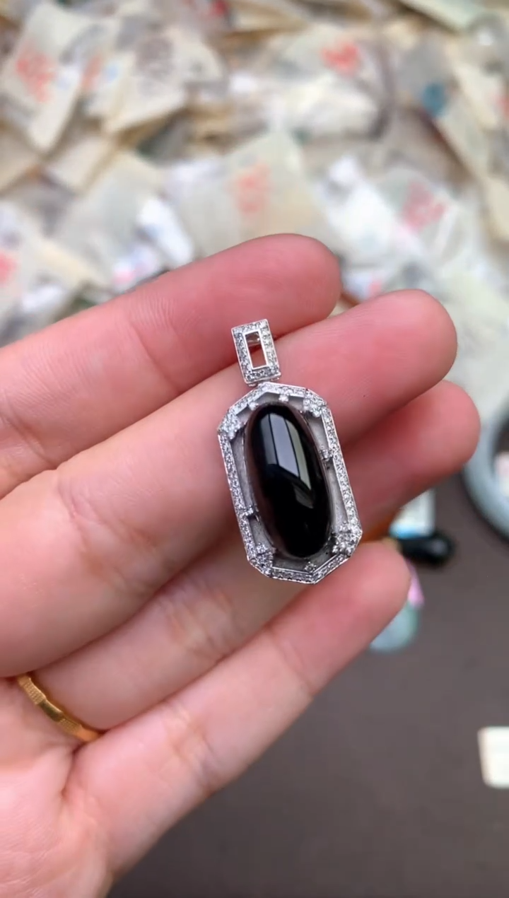 18K金镶嵌挂件翡翠 —