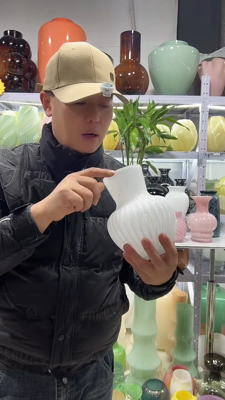 白色小蘑菇花瓶.微瑕介意勿拍