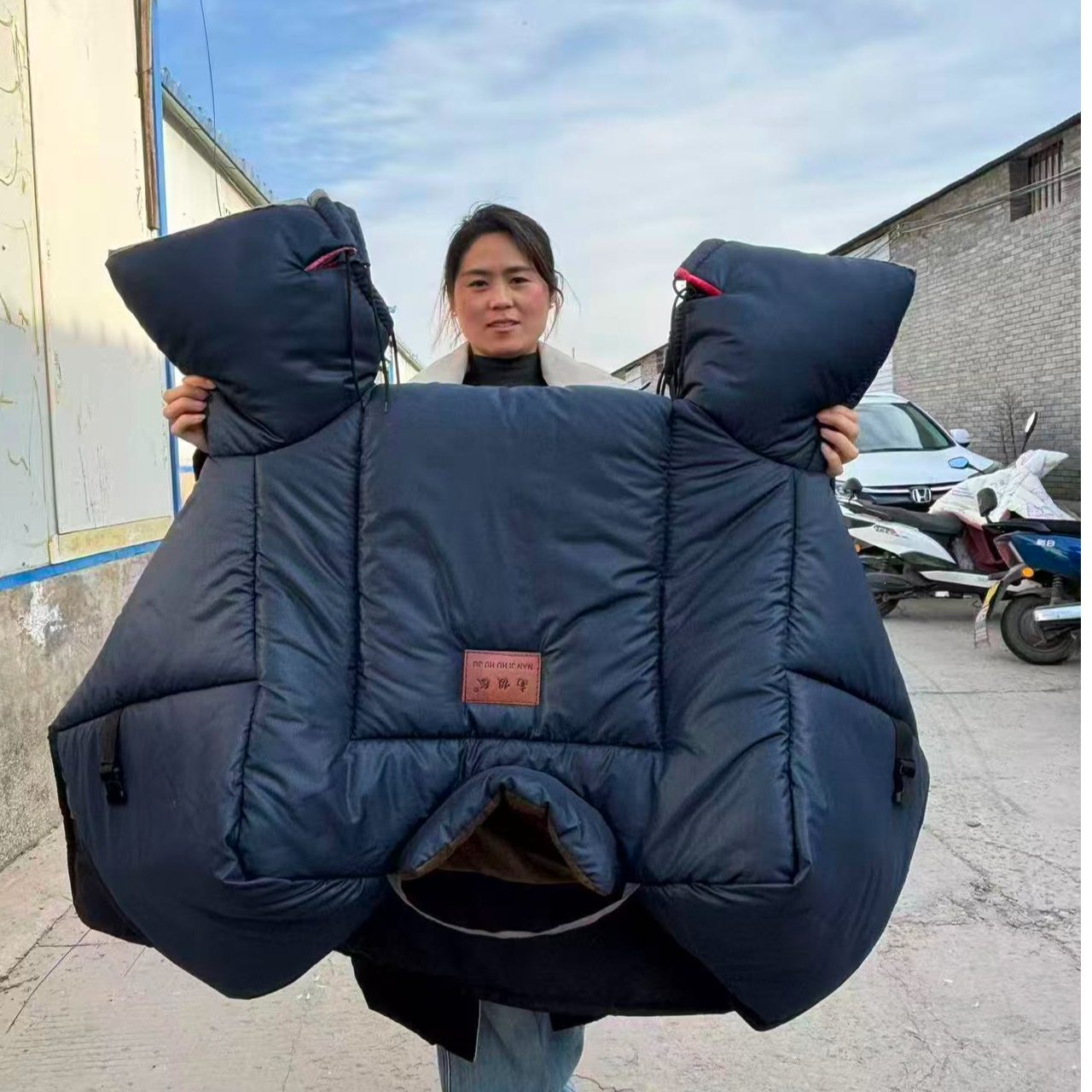 加厚加绒防水可收纳冬季电动车加大版防寒防风护肩挡风被