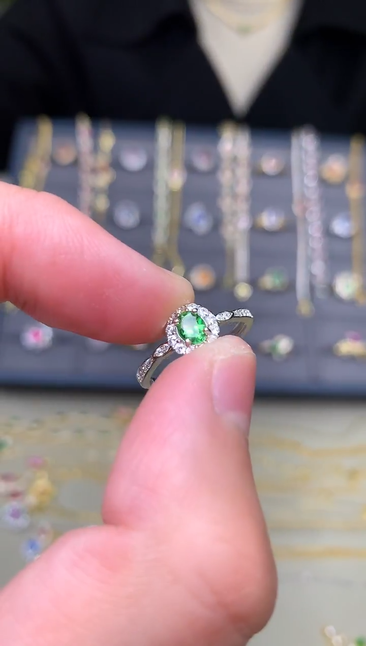 银S925镶嵌戒指石榴石（沙弗莱）戒指