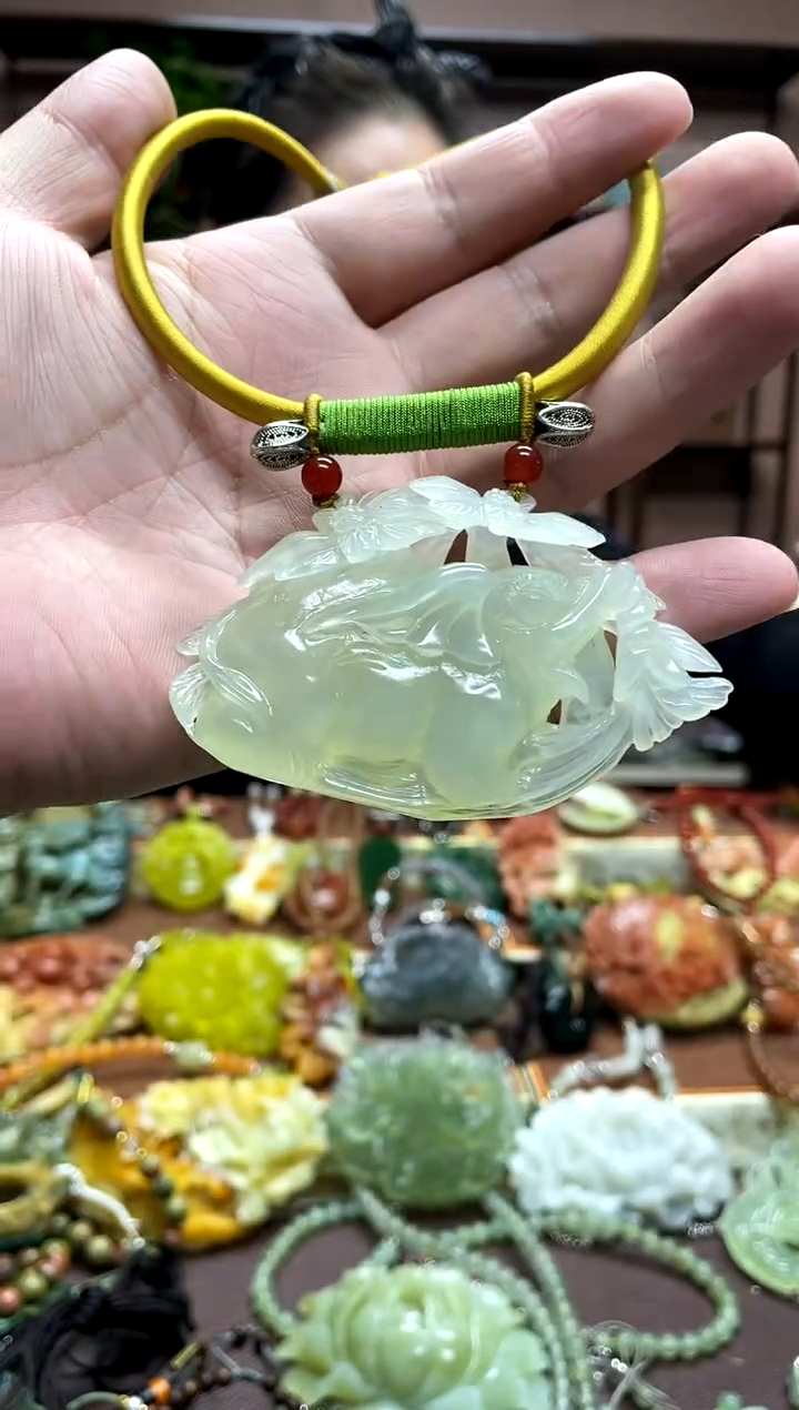 未镶嵌岫玉吊坠·