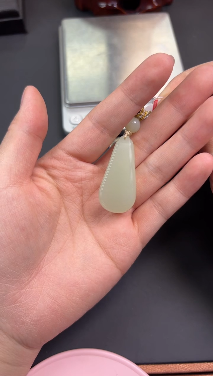 【闪购商品】和田玉吊坠(赠链)未镶嵌且末微色差迪克兰吊坠