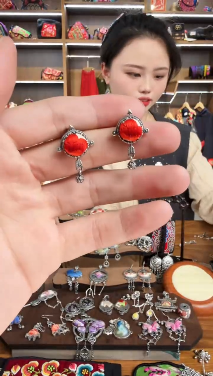 【闪购商品】织绣147蒙阿苏苗绣传承