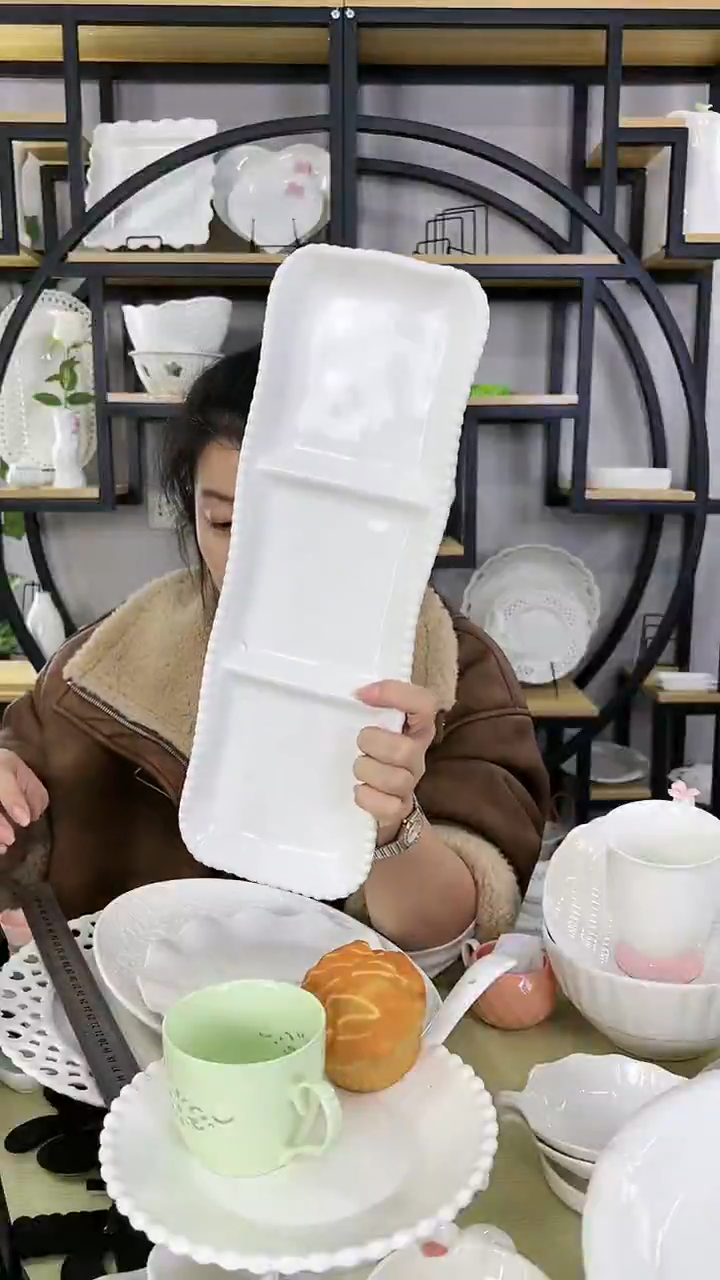 【闪购商品】陶瓷微瑕疵珍珠点点波浪边三格分餐盘