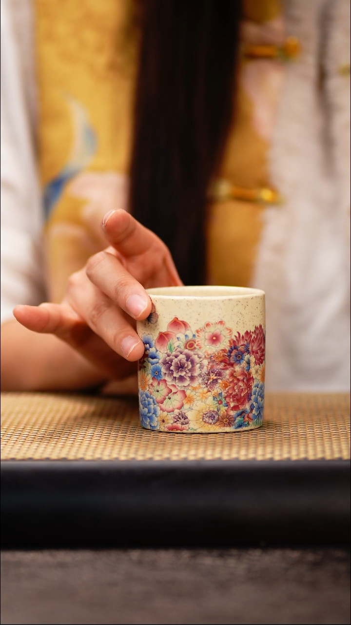 5小鱼白玉段蝶恋花直筒杯