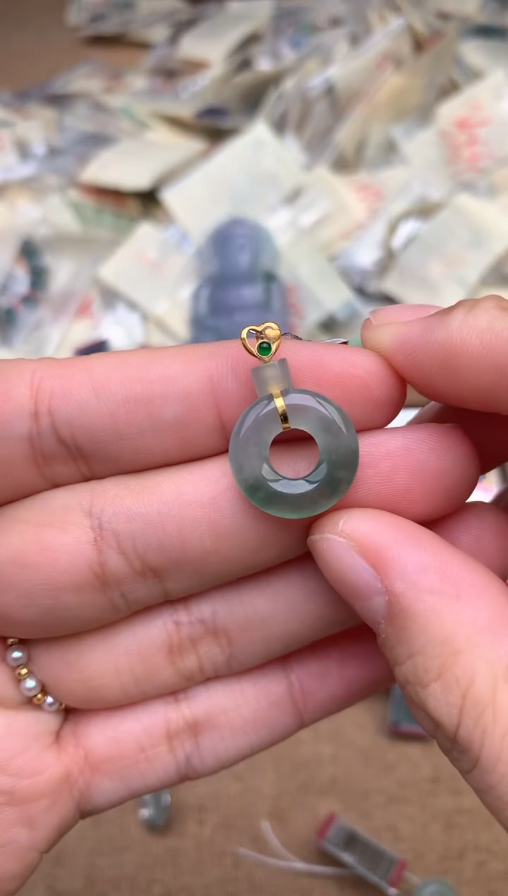 18K金镶嵌挂件翡翠 —