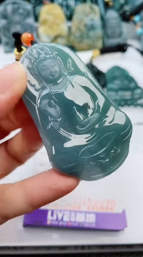 翡翠未镶嵌颈饰             