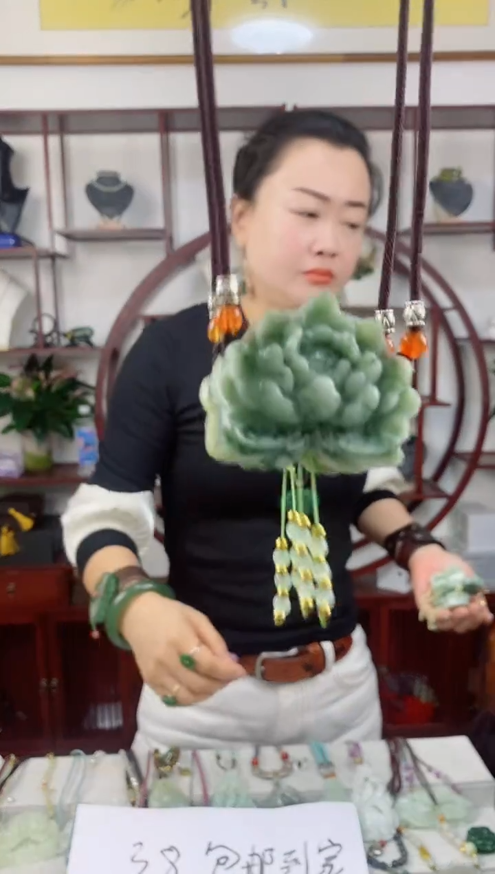 未镶嵌岫玉颈饰1