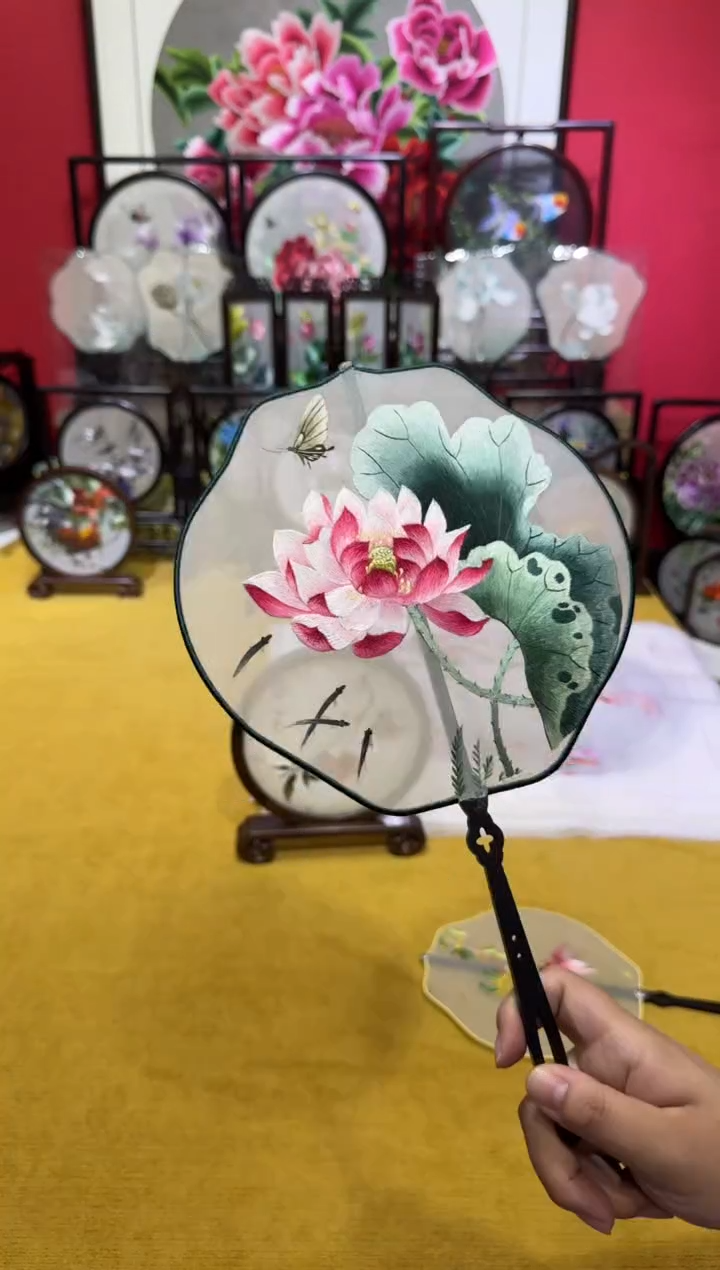 刺绣精品手工苏绣异色绣扇子