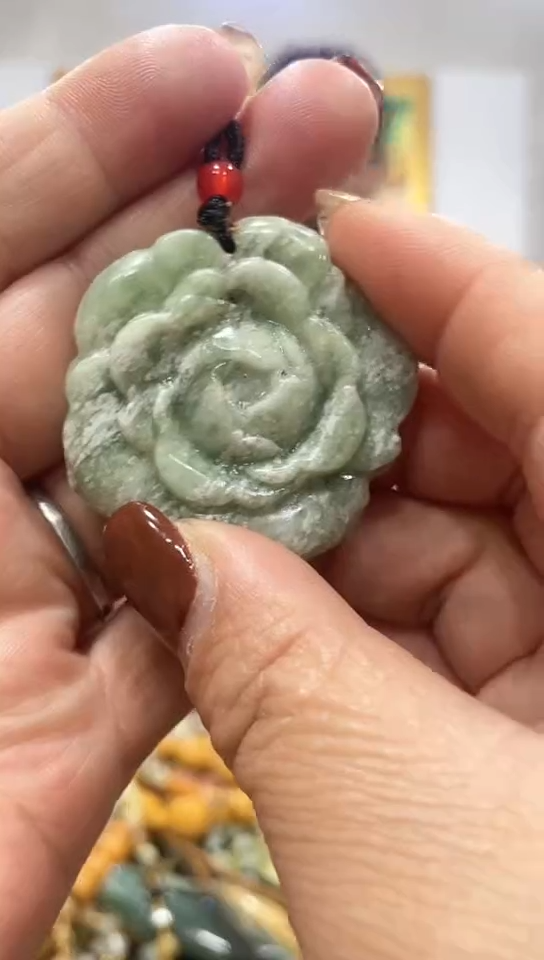 未镶嵌蛇纹石玉吊坠    