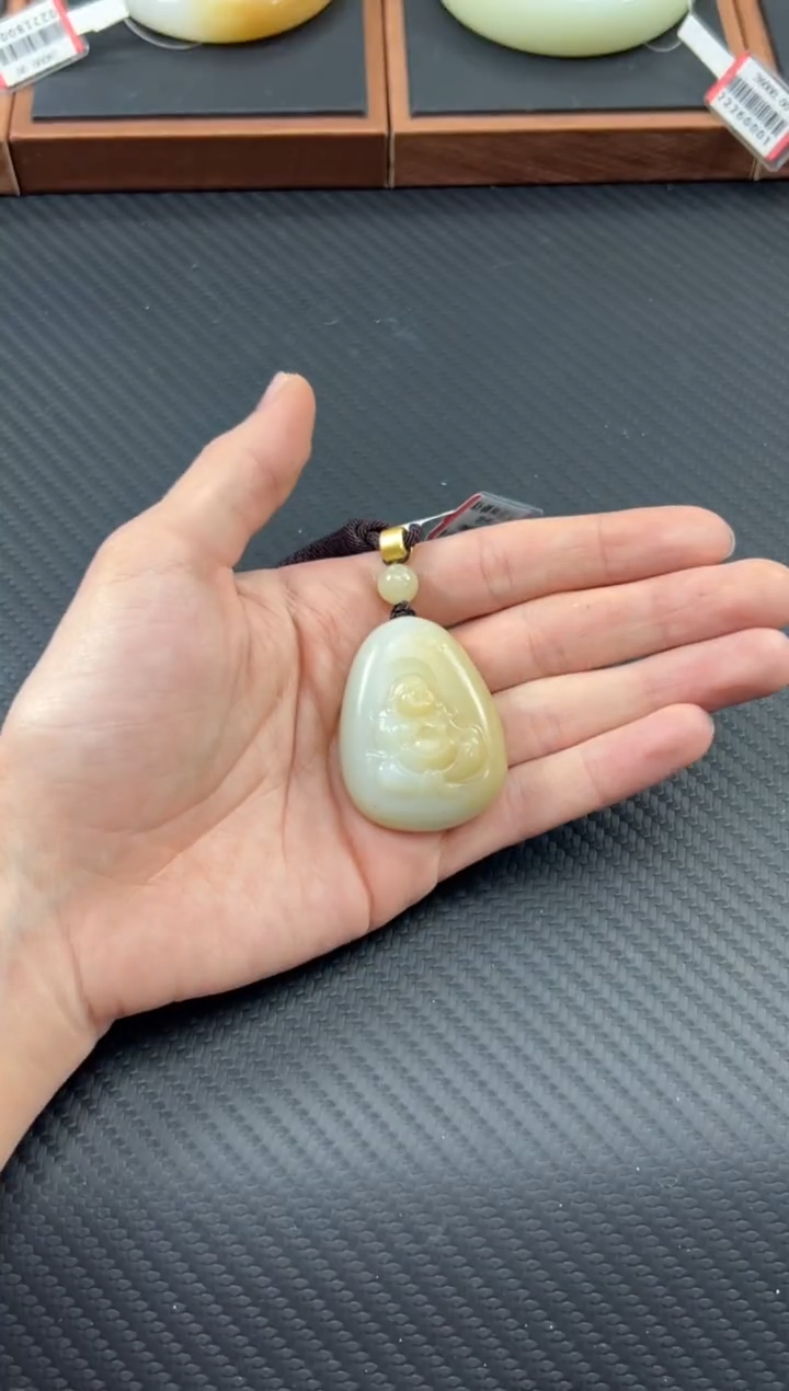 【闪购商品】和田玉吊坠(赠链)未镶嵌且末微色差迪克兰吊坠
