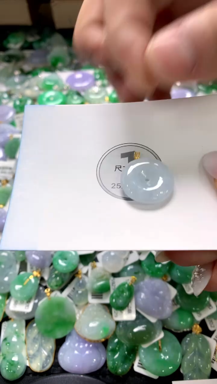 颈饰18K金镶嵌翡翠1111111111111111