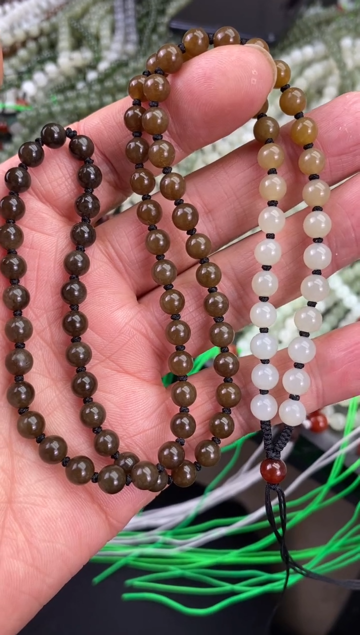 颈饰未镶嵌和田玉人***。6