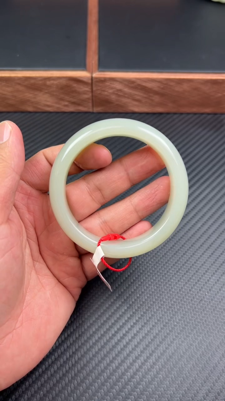 【闪购商品】和田玉手镯未镶嵌且末微色差近矿58