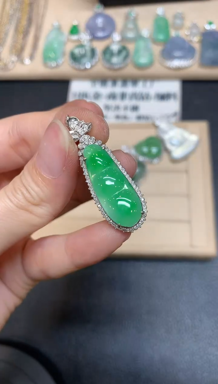 【闪购商品】翡翠颈饰18K金镶嵌福豆【无服务费